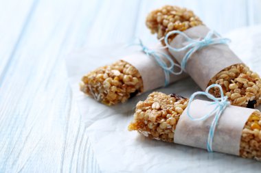 Granola barlar ahşap tablo