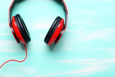 Nane ahşap bir masa üzerinde kulaklık