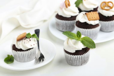 ahşap masa üstünde çikolata cupcakes