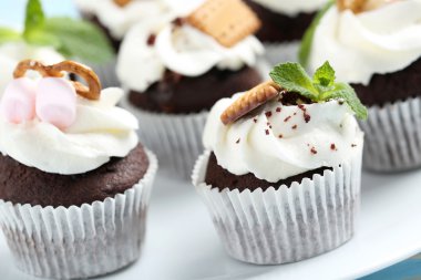 ahşap masa üstünde çikolata cupcakes