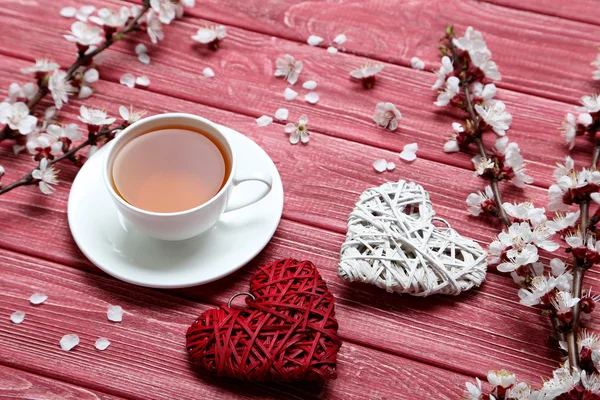 Ağaç dallarının çiçek ve kalpleri ile