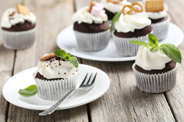 Chocolate cupcakes on wooden table — Stock Photo, Image