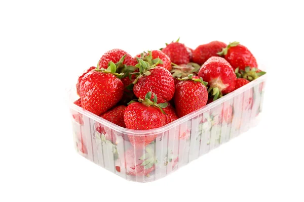 Fresas en cesta aislada — Foto de Stock