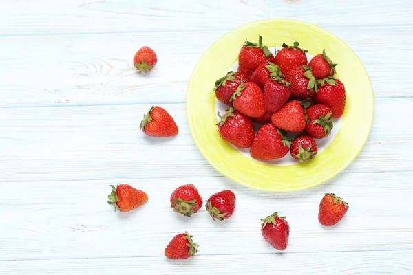 Fresas frescas y sabrosas en plato — Foto de Stock