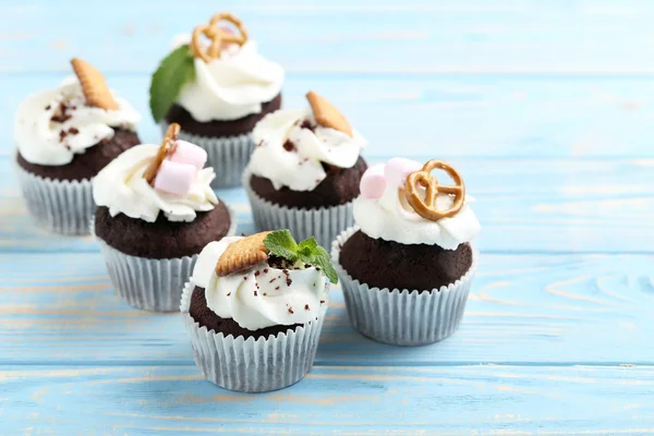 Schokoladen-Cupcakes auf Holztisch — Stockfoto