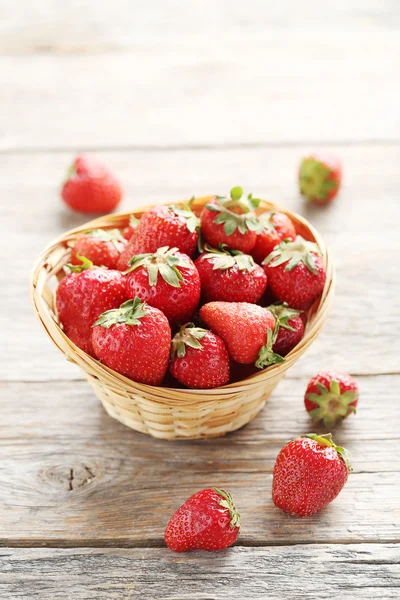 Fresas frescas y sabrosas en cesta — Foto de Stock