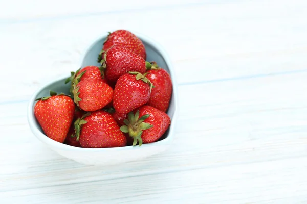 Frische und schmackhafte Erdbeeren in Schüssel — Stockfoto