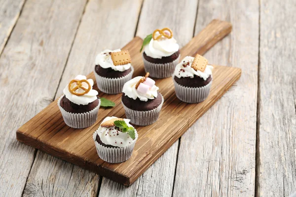 Cupcakes de chocolate na mesa de madeira — Fotografia de Stock