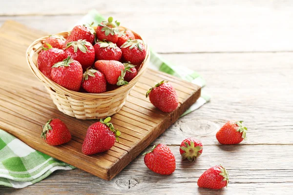 Fresas frescas y sabrosas en cesta — Foto de Stock