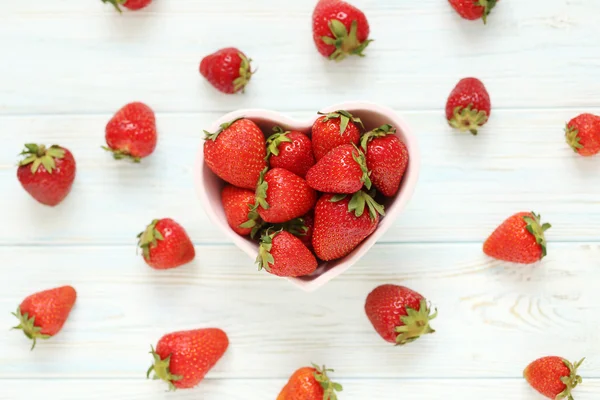 Frische und schmackhafte Erdbeeren in Schüssel — Stockfoto