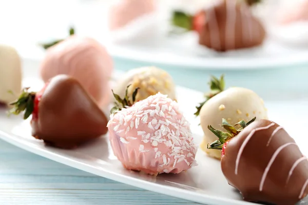 Strawberries covered in chocolate — Stock Photo, Image