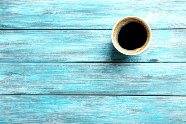 Xícara de café em uma mesa azul — Fotografia de Stock