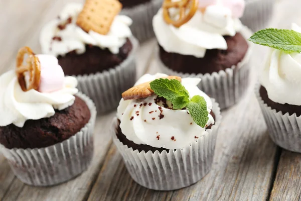 Schokoladen-Cupcakes mit Minzblättern — Stockfoto