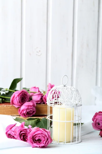 Красивые розовые розы на деревянном столе — стоковое фото