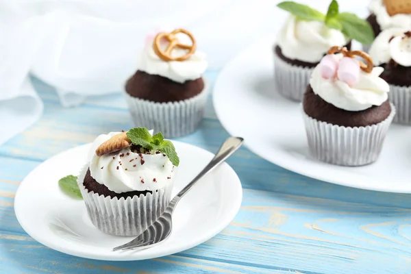 Schokoladen-Cupcakes auf Holztisch — Stockfoto