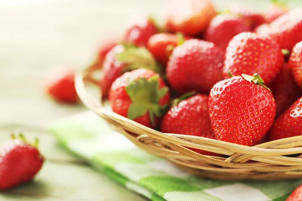 Fresas frescas y sabrosas en cesta — Foto de Stock