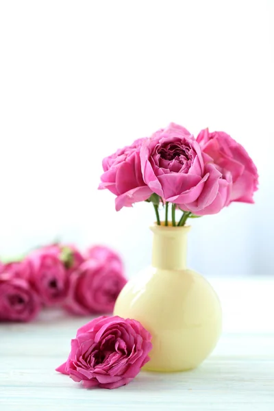 Hermosas rosas rosadas en jarrón —  Fotos de Stock