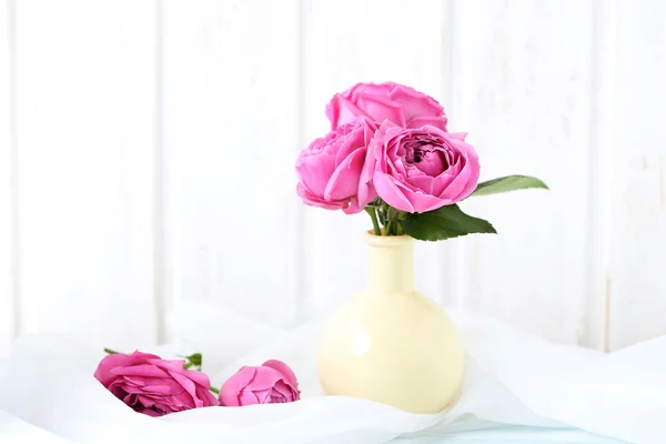 Beautiful pink roses in vase — Stock Photo, Image