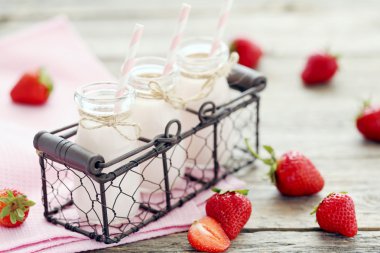 Çilekli yoğurt şişelerde