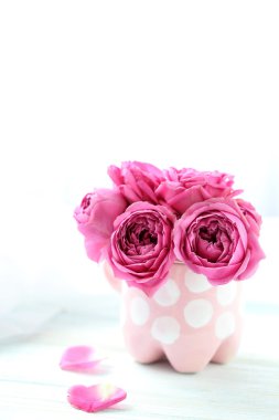 ahşap masa üzerinde güzel pembe güller