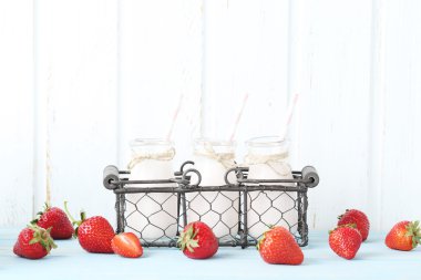 Çilekli yoğurt şişelerde