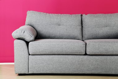 Pembe bir arka plan gri kanepe