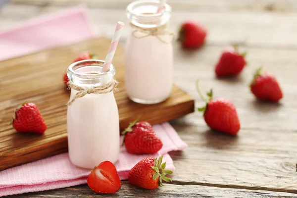 Strawberry yoghurt i flaskor — Stockfoto