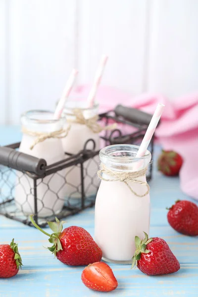 Strawberry yoghurt i flaskor — Stockfoto