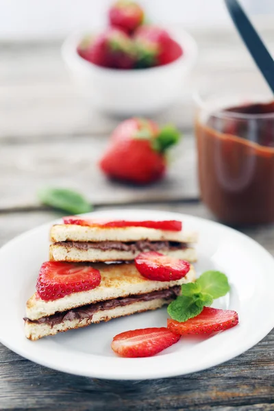 French Toasts mit Schokolade und Erdbeere — Stockfoto