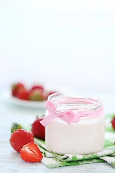 Yogurt alla fragola in vetro — Foto Stock