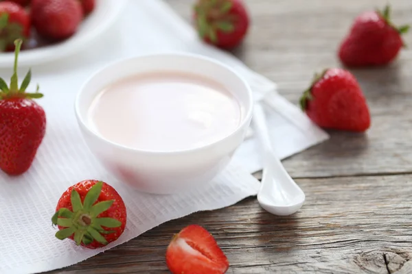 Yogur de fresa en un tazón — Foto de Stock
