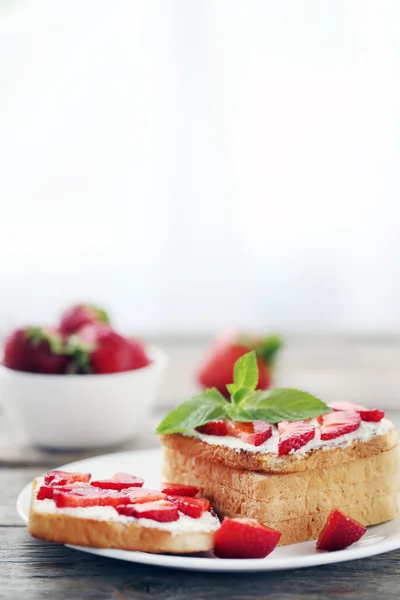 Toasts mit Frischkäse und Erdbeere — Stockfoto