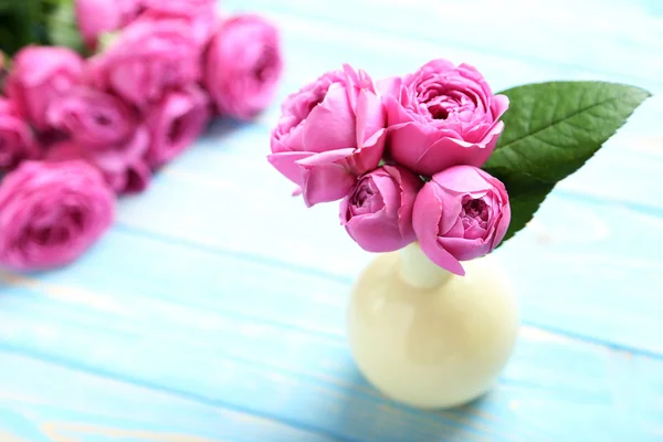 美しいピンクのバラの木のテーブル — ストック写真