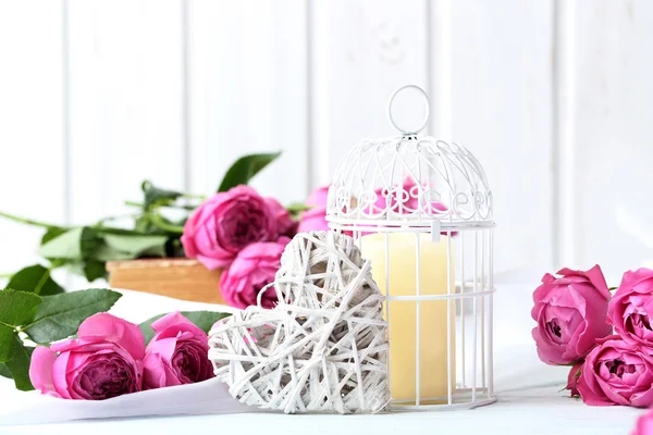 Beautiful pink roses on wooden table — Stock Photo, Image