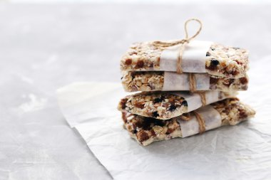 Granola barlar gri bir tablo