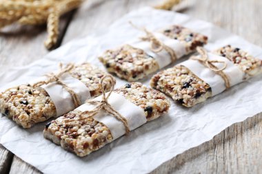 Granola barlar ahşap tablo