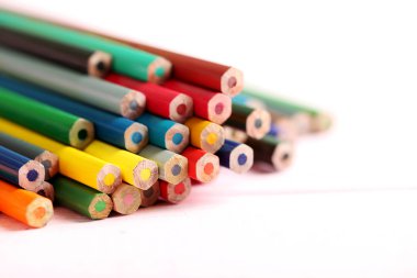 Ahşap bir arka planda renkli kalemler