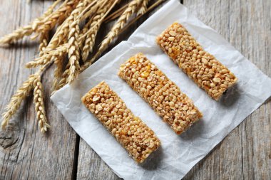 Granola barlar ahşap tablo