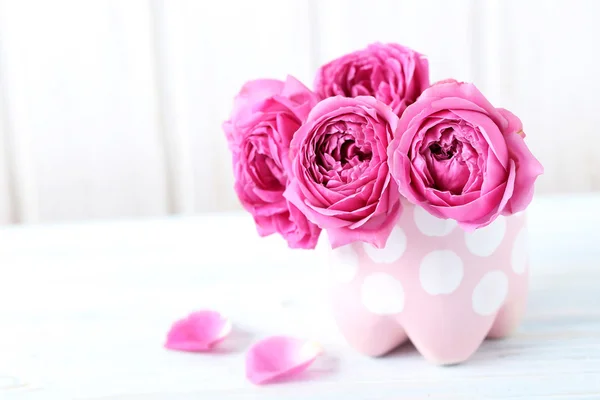 Beautiful pink roses on wooden table — Stock Photo, Image