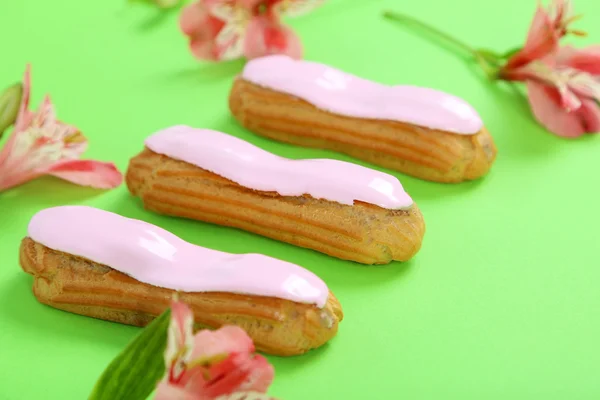 Eclairs con esmalte sobre fondo de papel — Foto de Stock