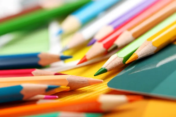 Lápis coloridos sobre um fundo de madeira — Fotografia de Stock