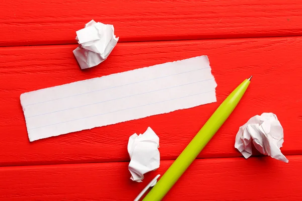 Hoja de papel sobre fondo rojo — Foto de Stock