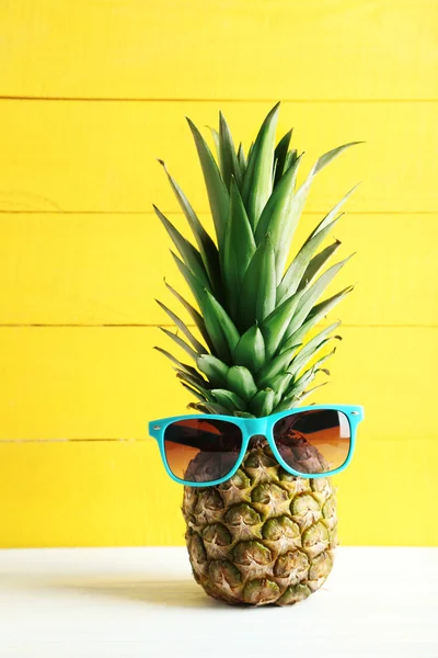 Dojrzały ananas z okulary — Zdjęcie stockowe
