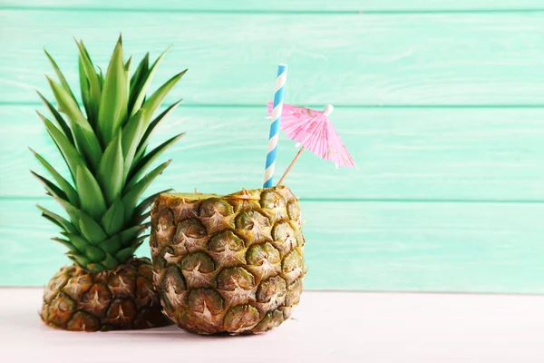Dojrzały ananas na niebieskim tle — Zdjęcie stockowe