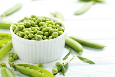 Tahta masadaki yeşil bezelyeler