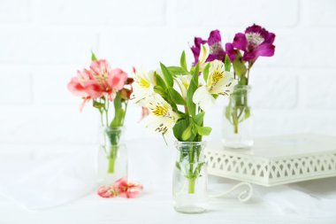 Güzel alstroemeria çiçek vazo içinde