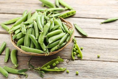 Tahta masadaki yeşil bezelyeler