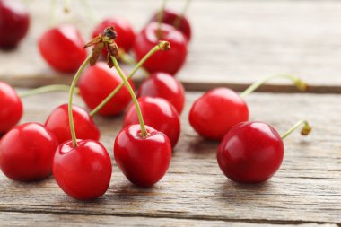 Tahta masada olgun kirazlar