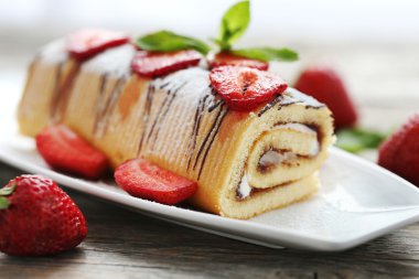 Tabakta çilekli pasta