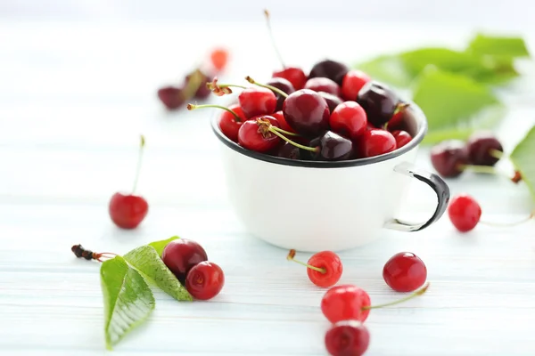 Cerises mûres dans une tasse — Photo